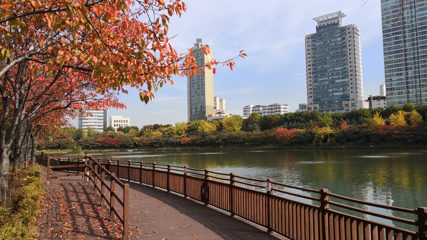 Seokchon Lake