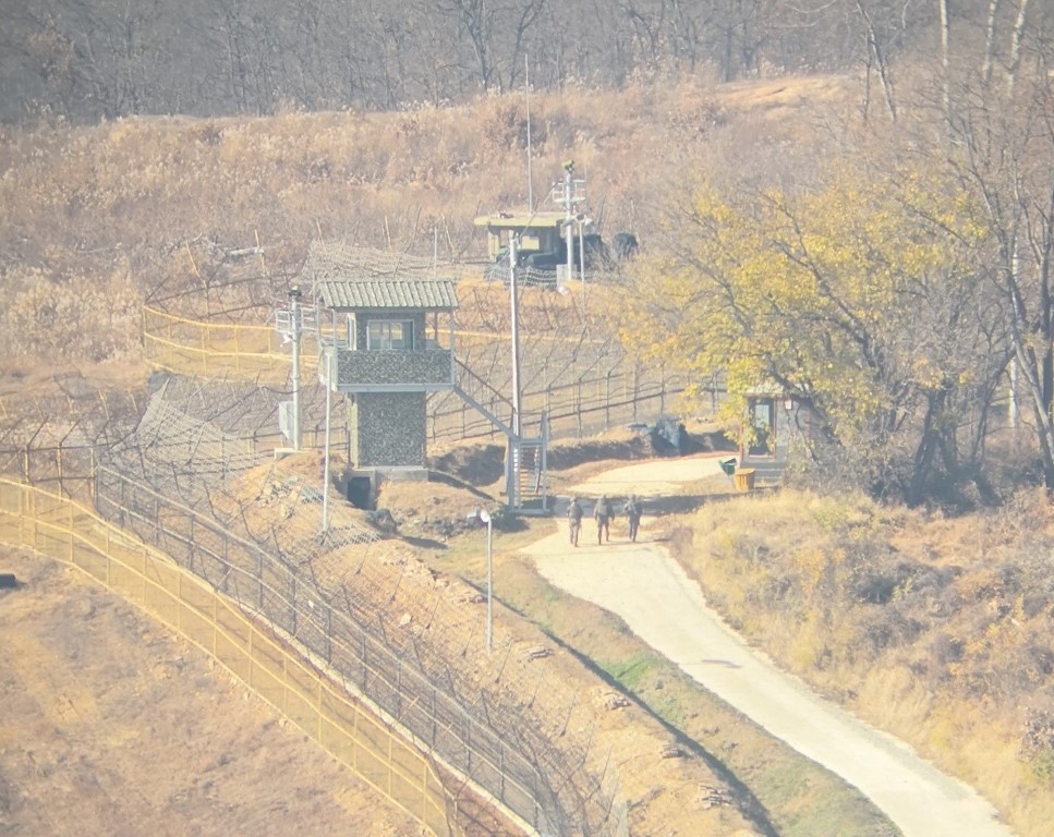 South Korean guard towers zoom
